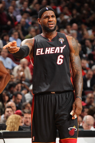 扎戈：托蒂睡觉打呼噜还说梦话；吐西蒙尼口水是因他故意挑衅（扎戈称：托蒂睡觉会打鼾还爱说梦话；向西蒙尼吐口水因对方刻意挑衅）