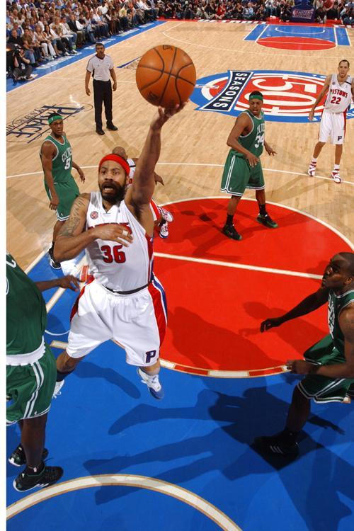 半场：海港0-0柔佛新山，陈威屡献神扑，格劳德尔逃红牌（半场战报：海港0-0柔佛新山，陈威多次神勇救险，格劳德尔逃过红牌）