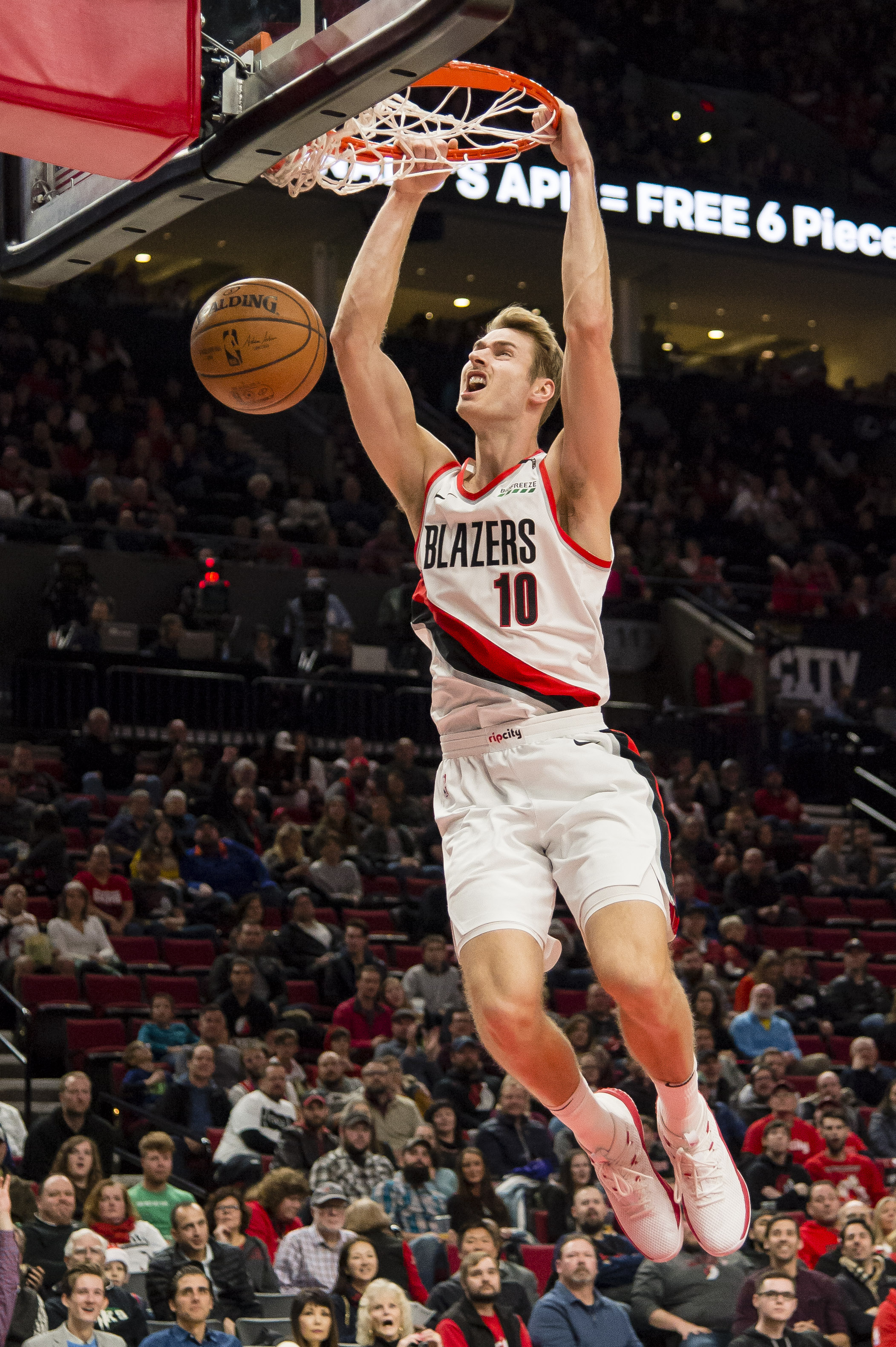 意甲积分榜：米兰1球净胜球优势领先那不勒斯居首（意甲积分榜：米兰以1球净胜优势力压那不勒斯领跑）