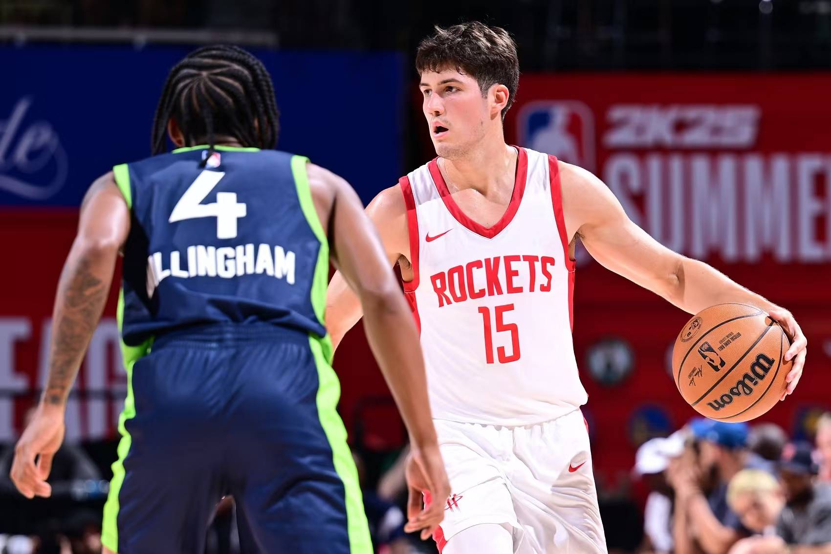 感受土超的气氛，埃德森在伊斯坦布尔德比中遭球迷投掷塑料杯（土超氛围拉满：伊斯坦布尔德比中埃德森遭球迷掷塑料杯）